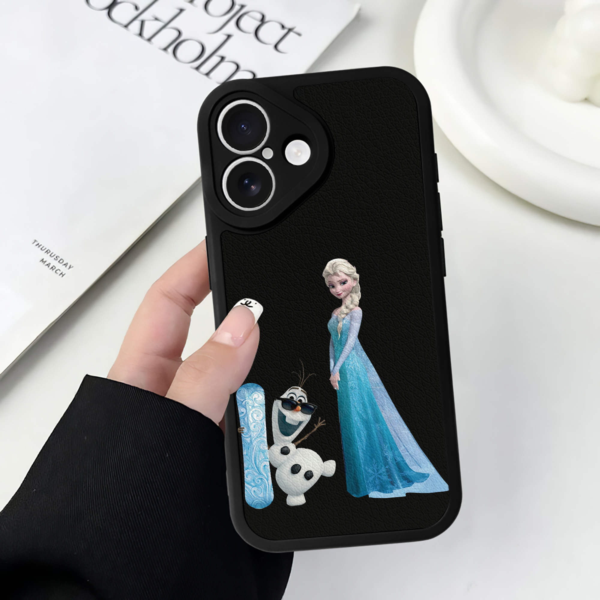 （画像用） アナと雪の女王 アンナ エルサ Frozen Anna Elsa 【iPhone 16シリーズ対応】シリコンスマホケース（レザー調） 材質：シリコン